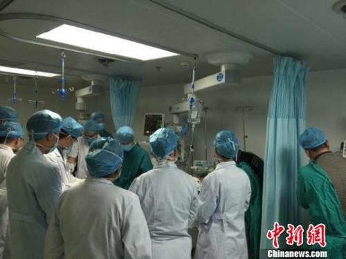 抢救伤员。　钟欣 摄