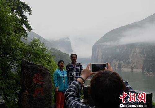 图为三峡夔门吸引游客驻足拍照留念。　周毅　摄