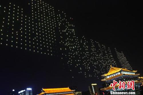 图为5月1日晚，西安无人机表演出现“乱码”。　张一辰 摄