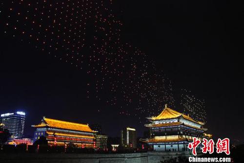 图为5月1日晚，西安无人机表演出现“乱码”。　张一辰 摄