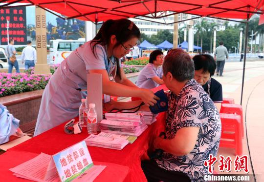 图为现场咨询义诊活动。　曹依婷 摄