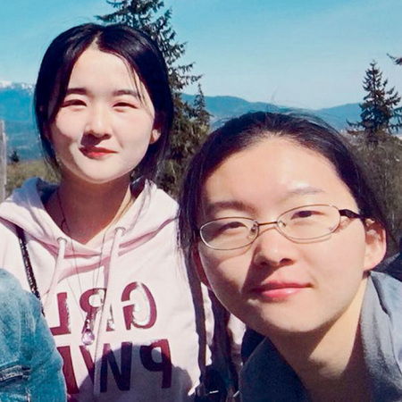 顾嘉瑶（右）、顾嘉玥双双获麦基尔大学录取。（加拿大《星岛日报》/受访者供图）