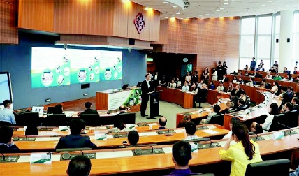 香港理工大学透露，自汶川地震发生以来，该校在受灾地区开展了教育和社区服务等多个项目，受惠人数超过3万，并培育了200多名护理和灾害管理等方面的人才。图为5月7日，全国政协委员、香港理工大学校长唐伟章在“汶川大地震十周年——由灾害管理到防灾减灾”论坛上致辞。  新华社发