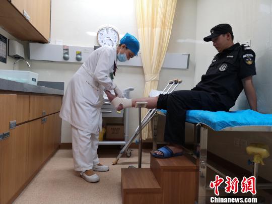 陈小红在给病人包扎。　朱柳融 摄
