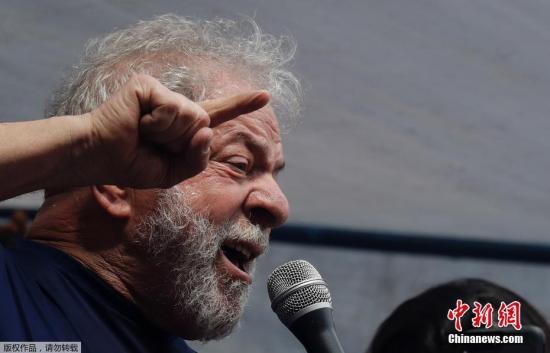 卢拉现年72岁,2003年到2010年期间出任巴西总统。他执政期间曾帮助巴西数千万居民摆脱贫困,并引领巴西经济高速发展。去年7月12日,卢拉被联邦法官莫罗一审判处贪腐和洗钱罪名成立,获9年零6个月有期徒刑。今年1月24日,巴西联邦地区法院二审维持一审判定的罪名,并将刑期增加至12年零1个月。图为卢拉在巴西钢铁工人工会总部发表演讲。 点击进入下一页