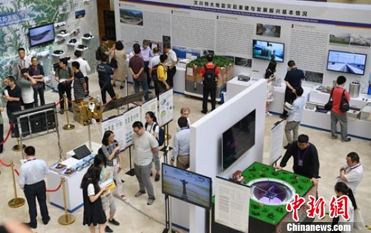 中国防震减灾成果展吸引了不少参观者。　刘忠俊 摄