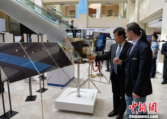 “张衡一号”卫星模型引关注。　刘忠俊 摄