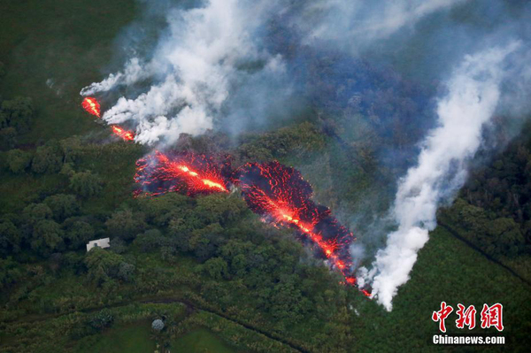 夏威夷火山持续喷发 再现新裂缝