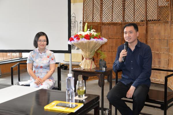 著名文化学者、艺术品鉴赏与投资专家吕立新（右一）与艺术史博士、艺术媒体资深记者付裕（左一）对谈