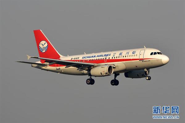 5月14日拍摄的发生故障后准备降落成都双流国际机场的川航3U8633。记者从四川航空公司了解到，当日，3U8633重庆至拉萨航班因机械故障备降成都，该航班于7时40分左右安全落地。此后，川航安排3U8695执行成都至拉萨航班，已于12时9分飞往拉萨。
