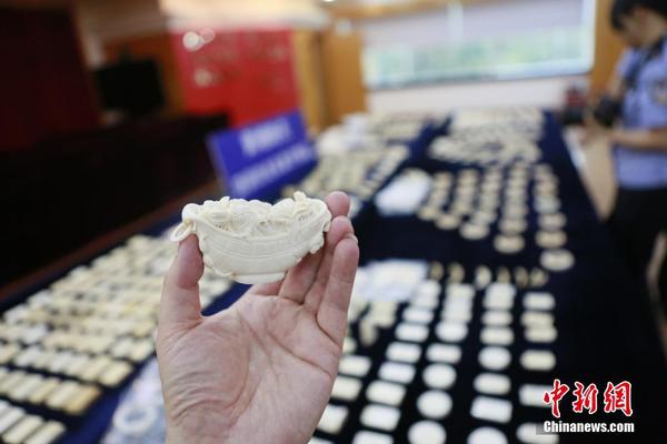 图为黄埔海关查获的走私象牙制品。3