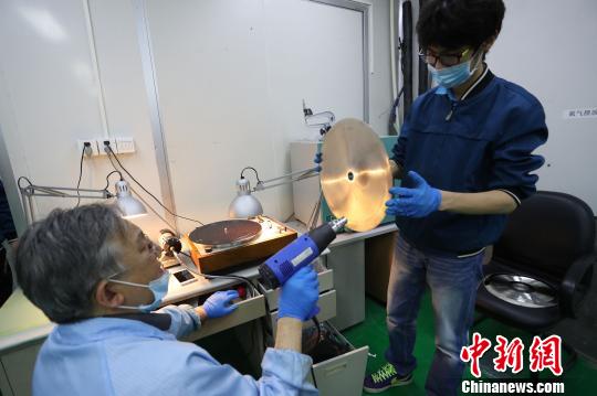 多位花甲之年的“老法师”挑起了重启黑胶唱片的重担。　张亨伟 摄