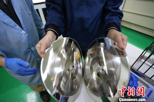 每张制作完的黑胶金属母盘都会有正反两面，正门拿来听音，反面拿来复制黑胶唱片。　张亨伟 摄