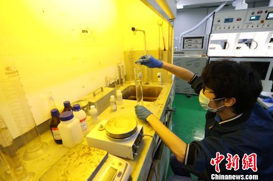 黑胶工坊中最年轻的“90后”员工将会把黑胶的核心技术传承下去。　张亨伟 摄