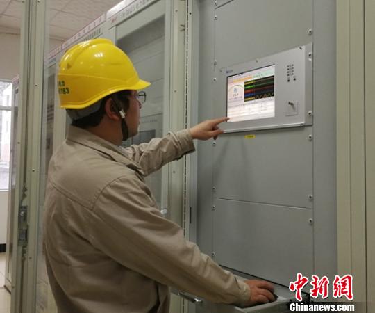 地震后石棉电力员工站在排查设备运行情况。　罗涛龙 摄