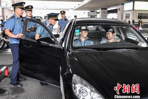 5月16日，广州市交通委员会执法局执法人员在广州东站对网约车相关资质进行核查。当日，广州市交通部门开展网约车市场专项整治行动，共查处网约车违章24宗，其中无证网约车13宗、有证网约车违章11宗。<a target='_blank' href='http://www.chinanews.com/'>中新社</a>记者 陈骥旻 摄