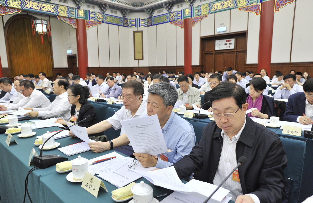 参加专题协商会的委员们认真听取发言