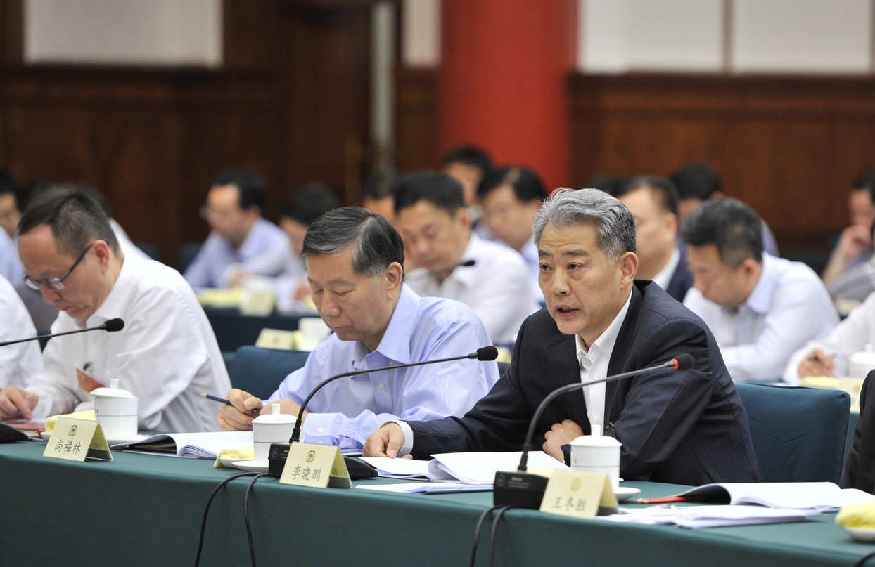 李晓鹏委员在会上发言