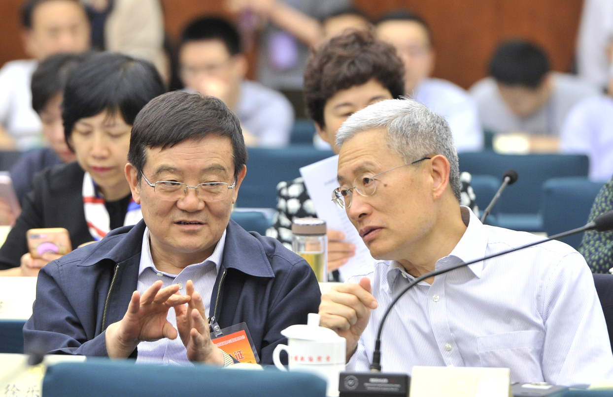 徐乐江委员和刘炳章委员在会场讨论