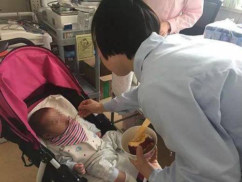 小宇（化名）每天由一名护工24小时陪伴照顾，医护人员和病人家属也会给孩子送来日用品等。