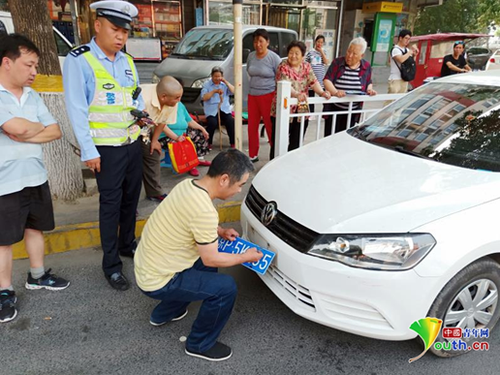 男子网购假京牌上路2