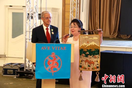 5月17日，欧亚医学会主席萨德科娃(右一)在主持会议。　钟欣 摄