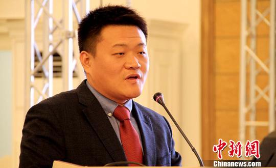5月17日，欧亚医学会秘书长葛剑在会上发言。　钟欣 摄