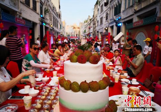 图为骑楼老街“荔枝宴”现场。　尹海明 摄