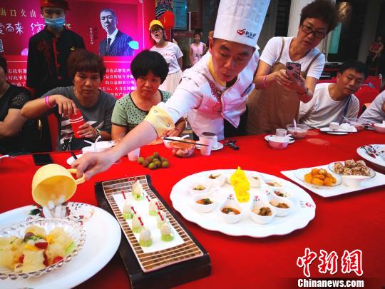 图为“荔枝宴”现场。　尹海明 摄