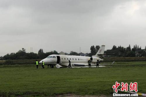 一公务机扬州泰州机场冲出跑道无人伤亡机场仍关闭