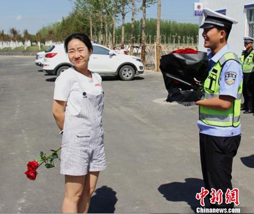 520掀警营创意求婚热再忙也要给准警嫂惊喜