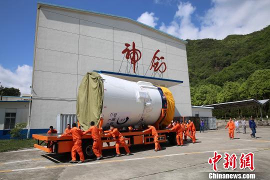 探月工程嫦娥四号任务鹊桥号中继星发射前在西昌卫星发射中心进行转运。　刘常连 摄