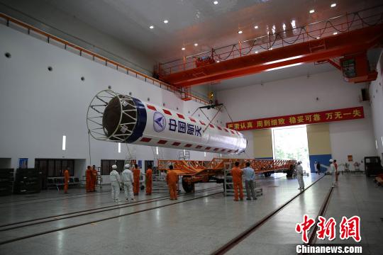 探月工程嫦娥四号任务鹊桥号中继星发射前在西昌卫星发射中心进行火箭转运。　刘旭.　摄