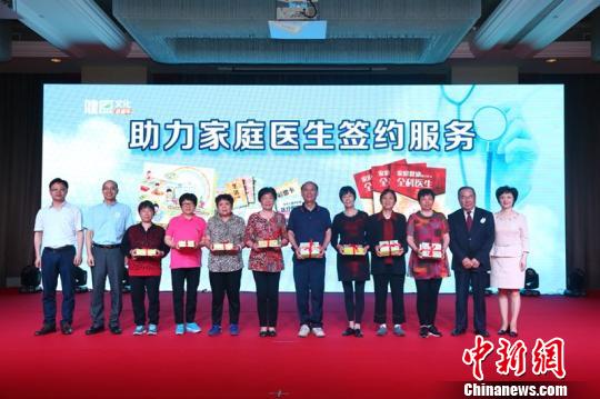 截至5月15日，上海已签约人数达408万人，其中60岁及以上老年人285万。　黄华 摄