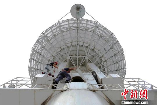 科技人员在任务前进行设备检修。　倪栋梁 摄
