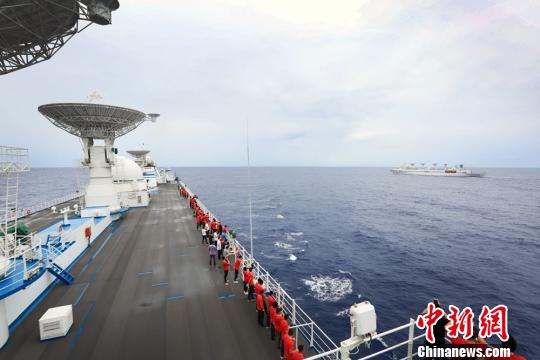驶向任务海域时，远望6号与7号船在海上相遇。　倪栋梁 摄