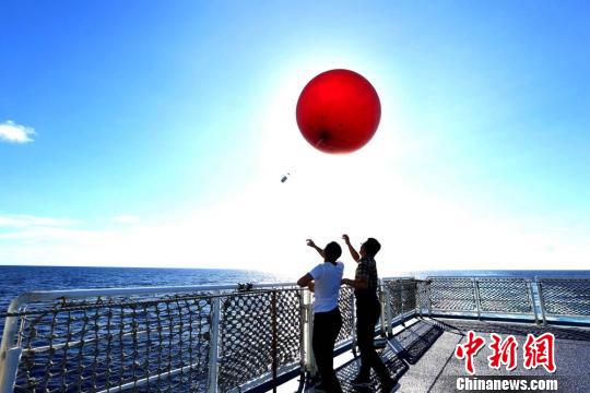 任务准备中，科技人员施放信标球测试设备性能。　倪栋梁 摄