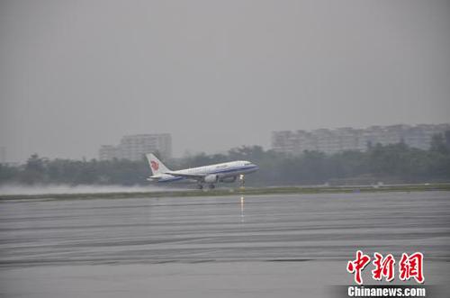 截至10时40分，雷暴天气已累计导致成都机场70余个航班受影响。　吕俊明 摄