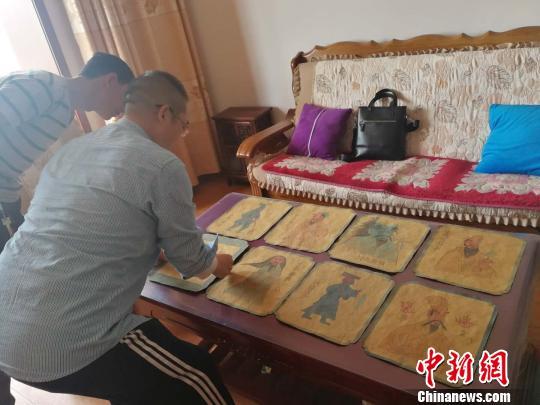 王永忠正在介绍8幅壁画蓝本底稿　李吉毅 摄