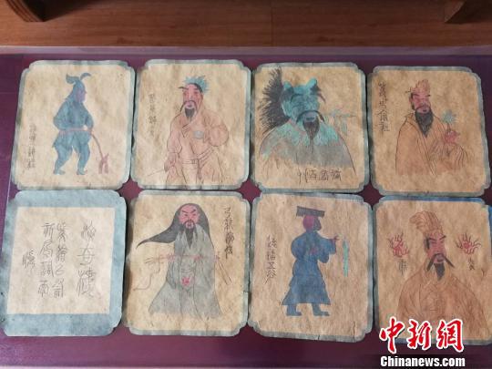 8幅壁画蓝本底稿的尺寸规格大致相同，长约29厘米、宽约26厘米　李吉毅 摄