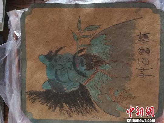 8幅壁画内容以水墨画的形式绘制在较为粗糙且略微发黄的长方形草纸上，其边缘用蓝色颜料勾画出在绘画上称为“开光”的边框　李吉毅 摄