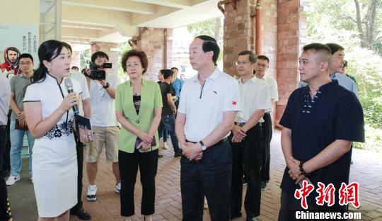 龙华区宣传部副部长、文体局局长付妍向赵勇一行介绍“龙华模式” 索有为 摄