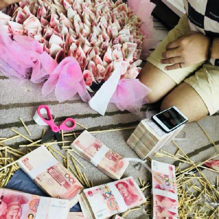 男子33万现金做有钱花为女友庆生 银行:涉嫌违法
