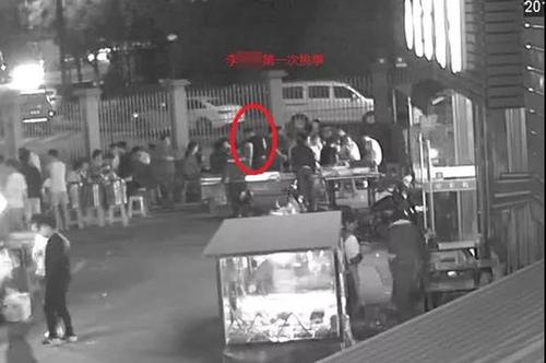 萧山一夜宵摊有人模仿抖音“菜换肉”，结果引发十几个人群殴惊动警察……
