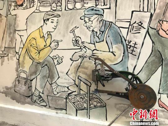 在墙外放着修鞋机实物，让连环画更显鲜活。　王子涛 摄