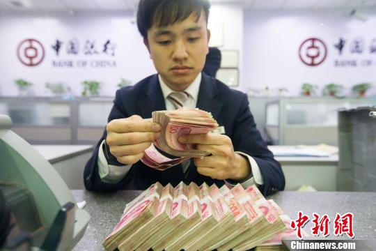 山西太原，银行工作人员正在清点货币。　张云　摄