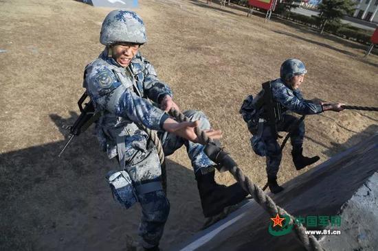 美媒:中国空降兵师改旅更精干 或以收复台湾为己任
