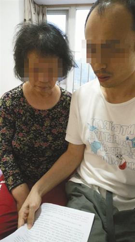 郑泽华与母亲整理材料，准备寻找新的养老机构。本版图片/受访者供图
