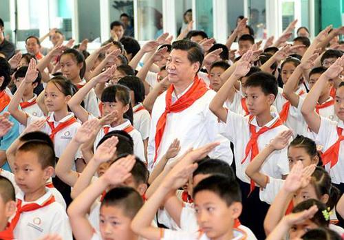 2014年5月30日，习近平来到北京市海淀区民族小学参加庆祝“六一”国际儿童节活动，重温入队仪式。来源：新华网