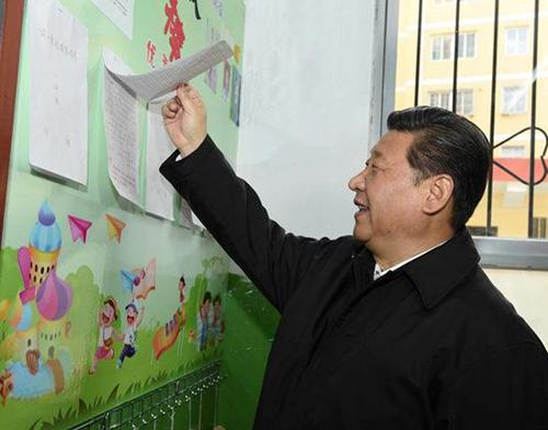 2015年2月14日，在陕西考察工作的习近平专程来到杨家岭福州希望小学察看学校办学情况。来源：新华社